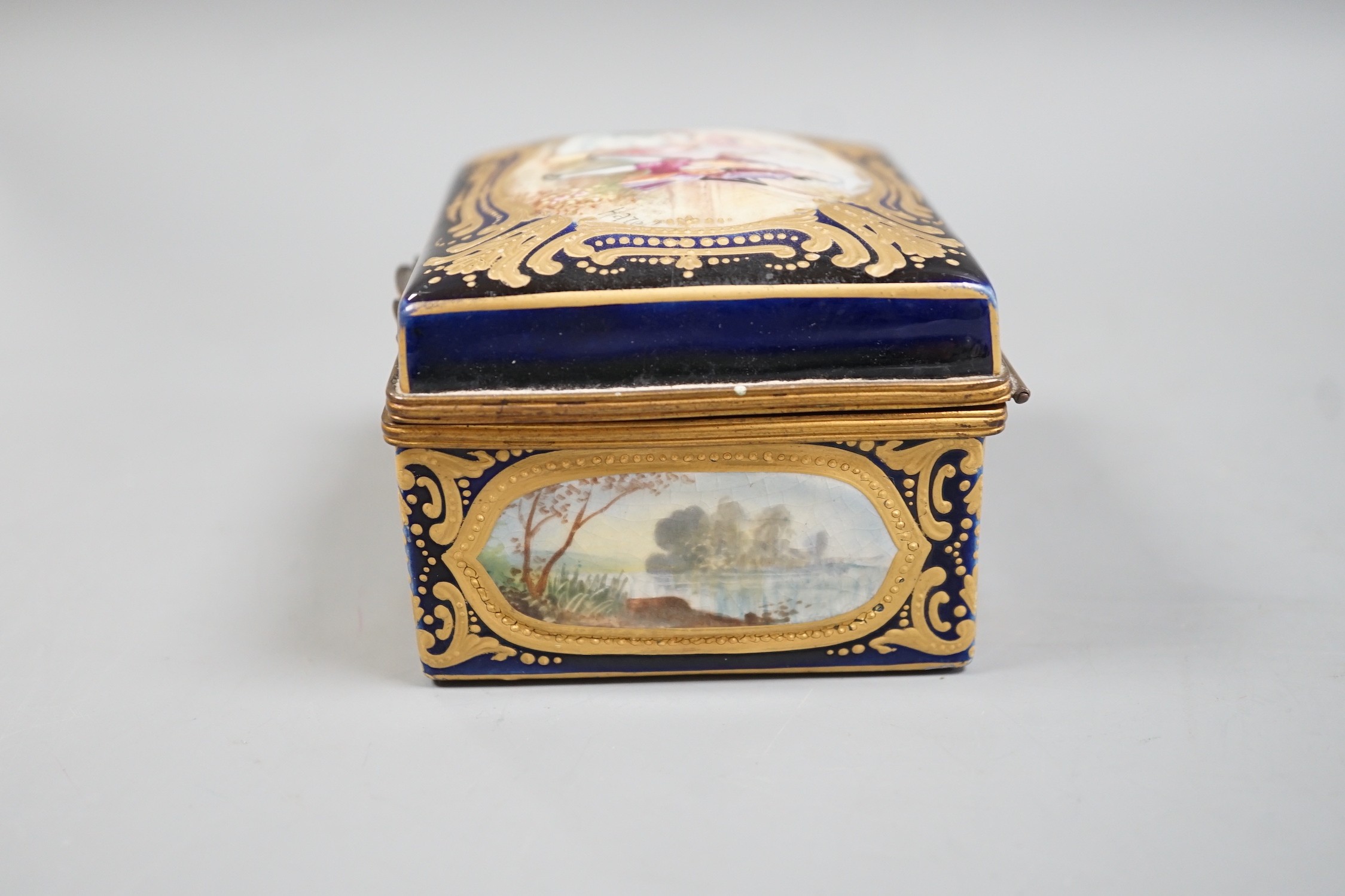 A French porcelain trinket box, 11cm wide